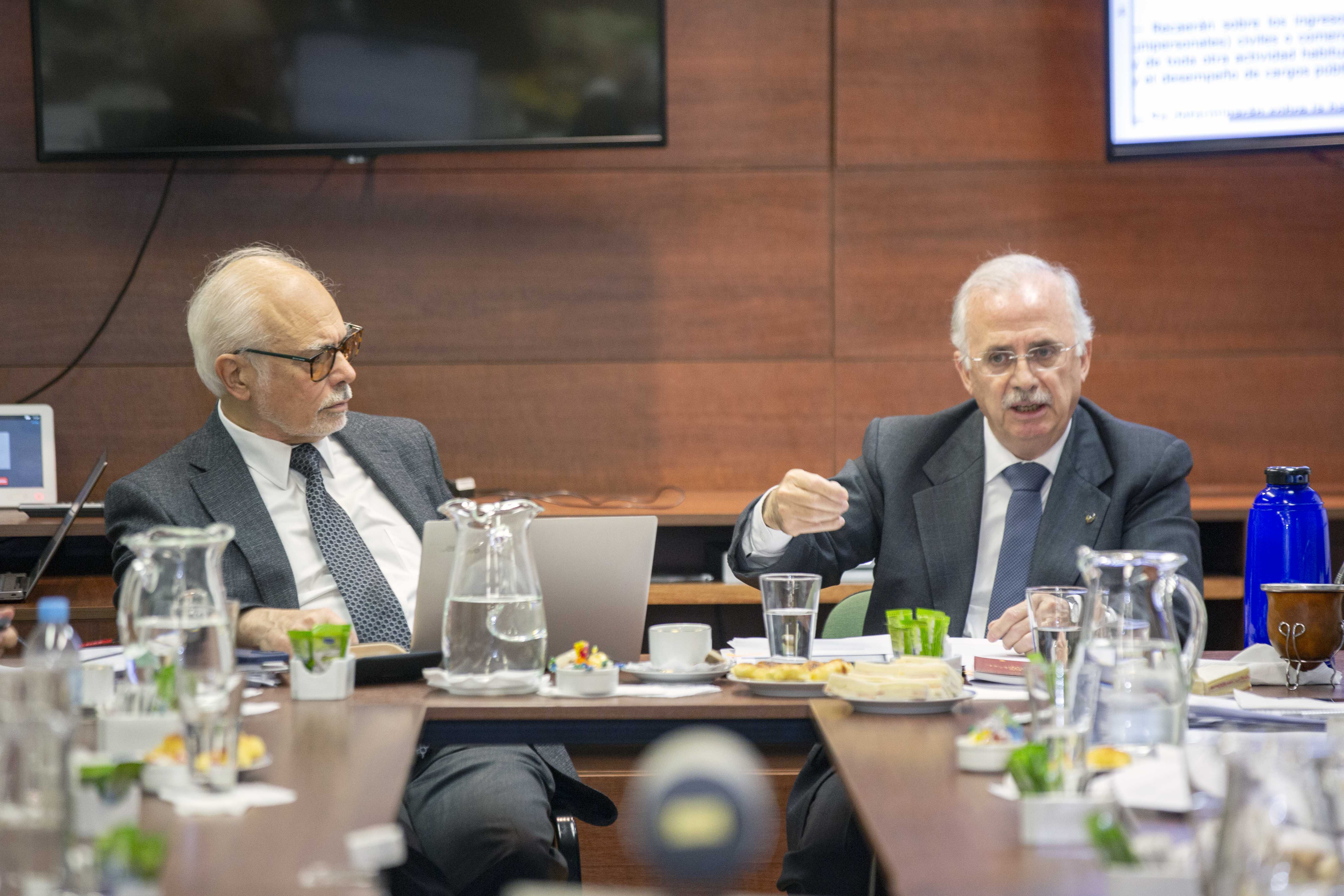 El juez del Tribunal Superior de Justicia de la Ciudad Autónoma de Buenos Aires Dr. Luis F. Lozano y el Decano de la Facultad de Derecho de la Universidad Católica Argentina Dr. Pablo María Garat. Moderadores del Conversatorio.