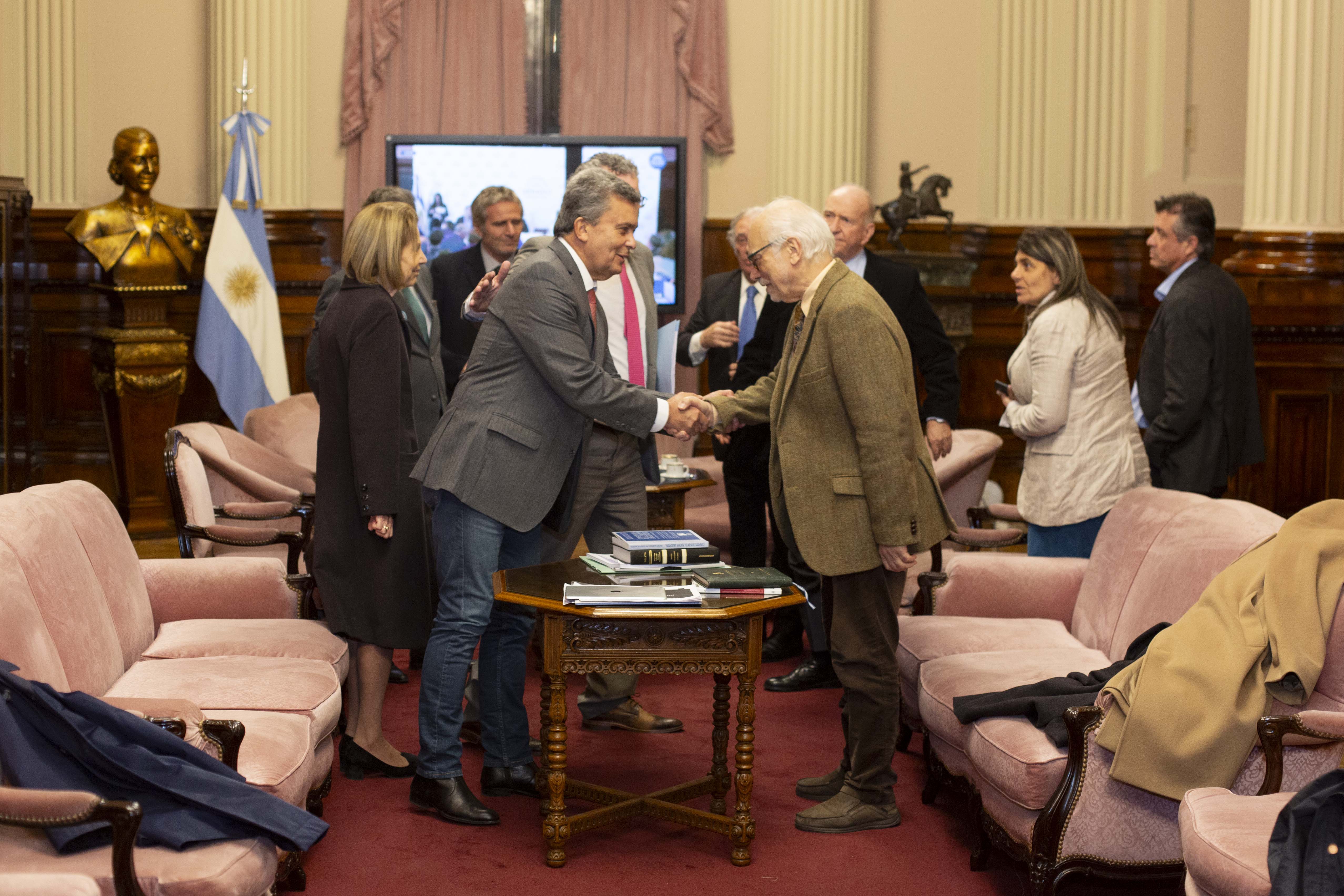 El juez Luis F. Lozano acompañado por la presidente del Tribunal Superior de Justicia antes de comenzar su exposición sobre la jerarquía constitucional de la coparticipación de impuestos y el federalismo de concertación.