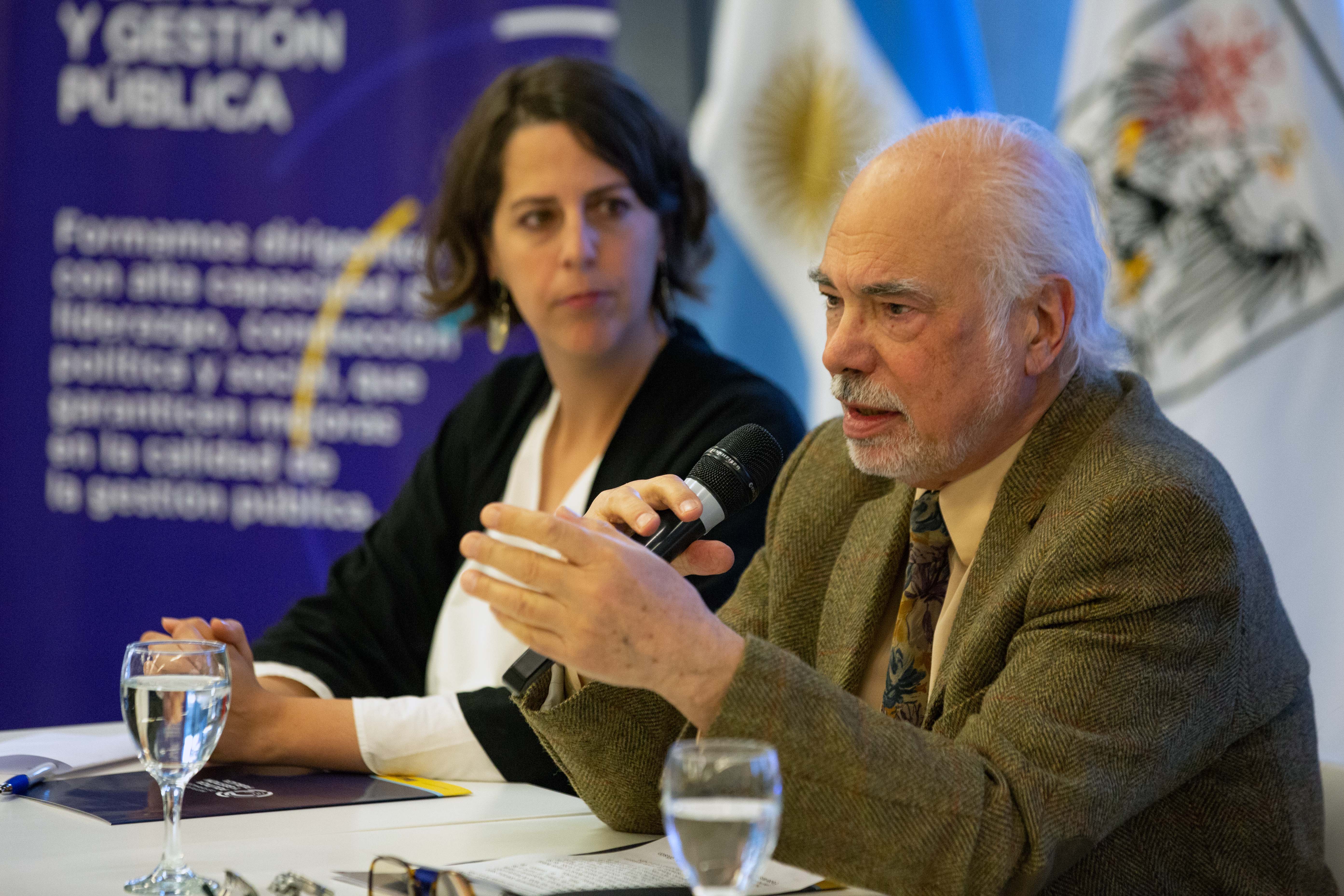 Momento de exposición en el panel “La Autonomía de la Ciudad: un hito político y social” en la jornada organizada por el Instituto de Formación Política y Gestión Pública