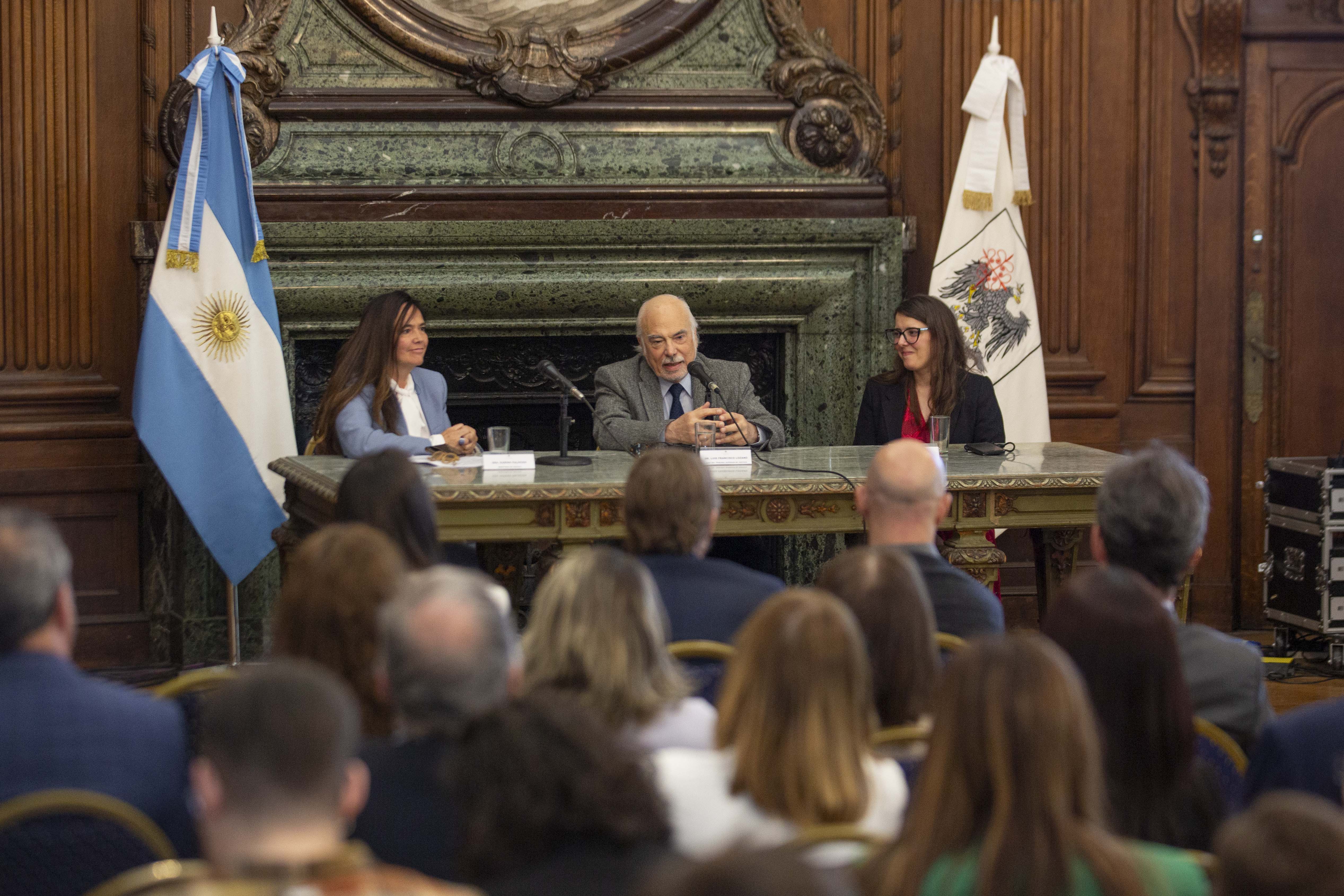 El juez Luis F. Lozano durante su exposición en la jornada Apertura al mes de la Autonomía