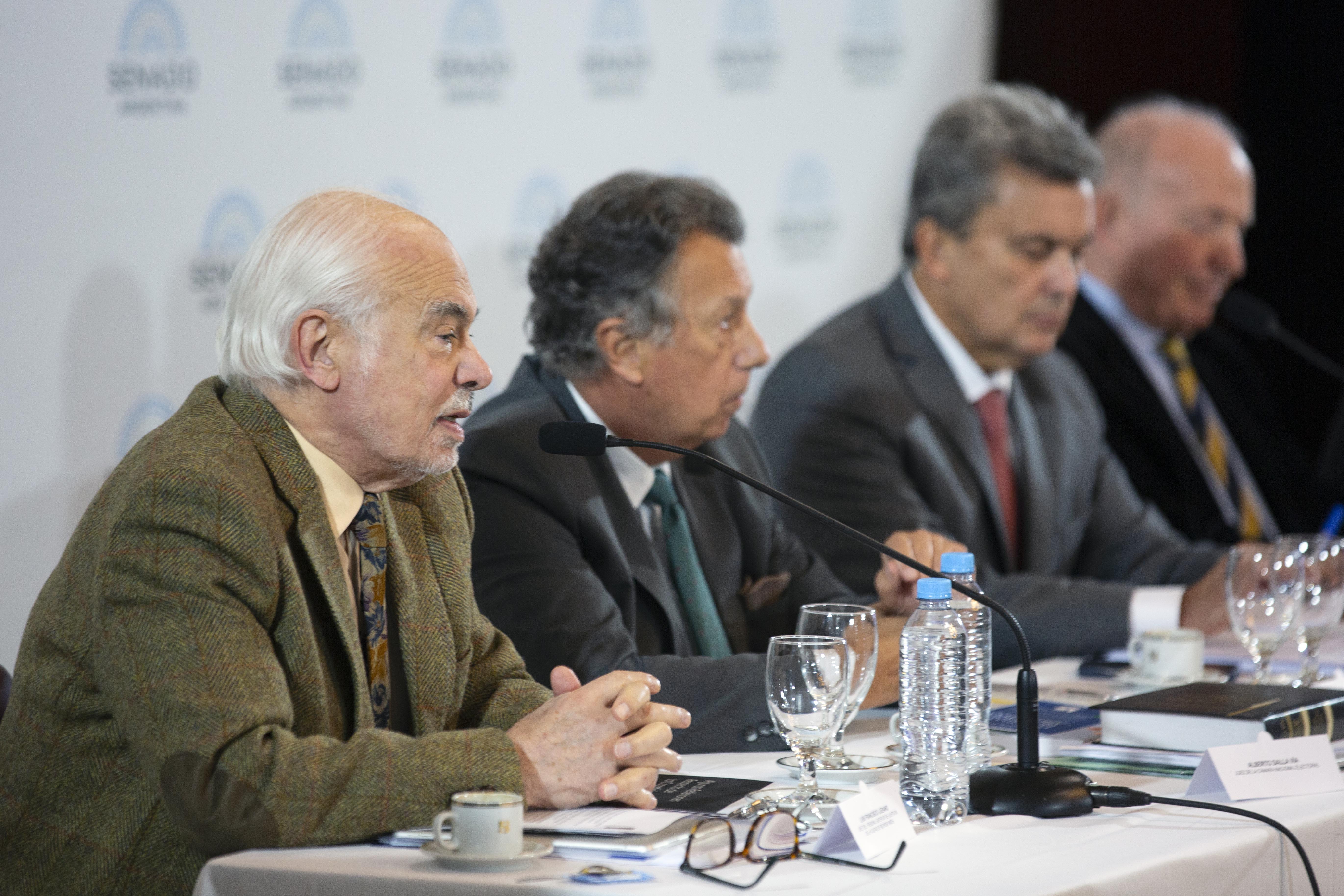 El juez Luis F. Lozano al momento de su exposición sobre coparticipación en el Senado de la Nación