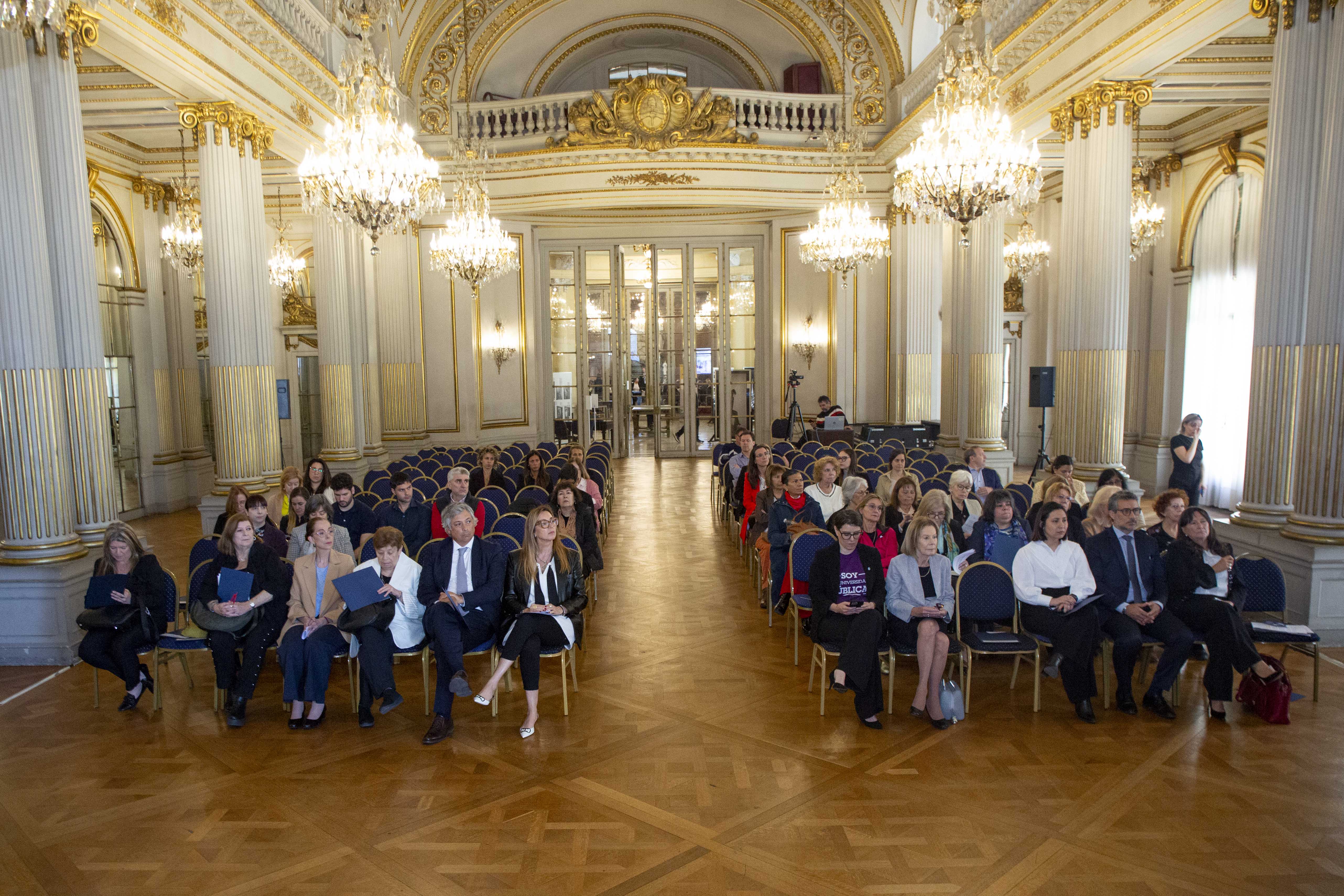 Asistentes en el Salón Dorado de la Lesgislatura Porteña.