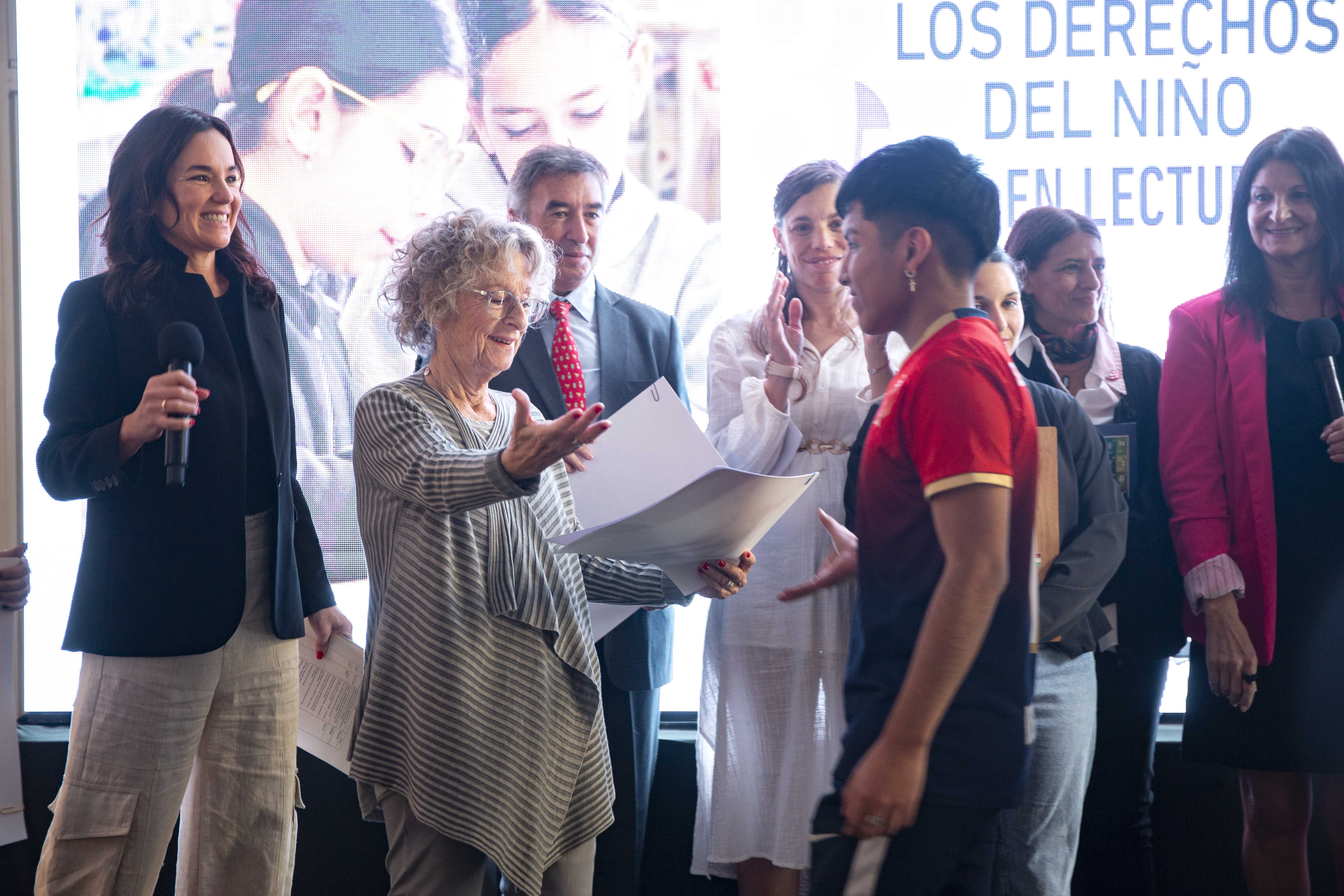 La jueza Alicia Ruiz haciendo entrega de uno de los diplomas