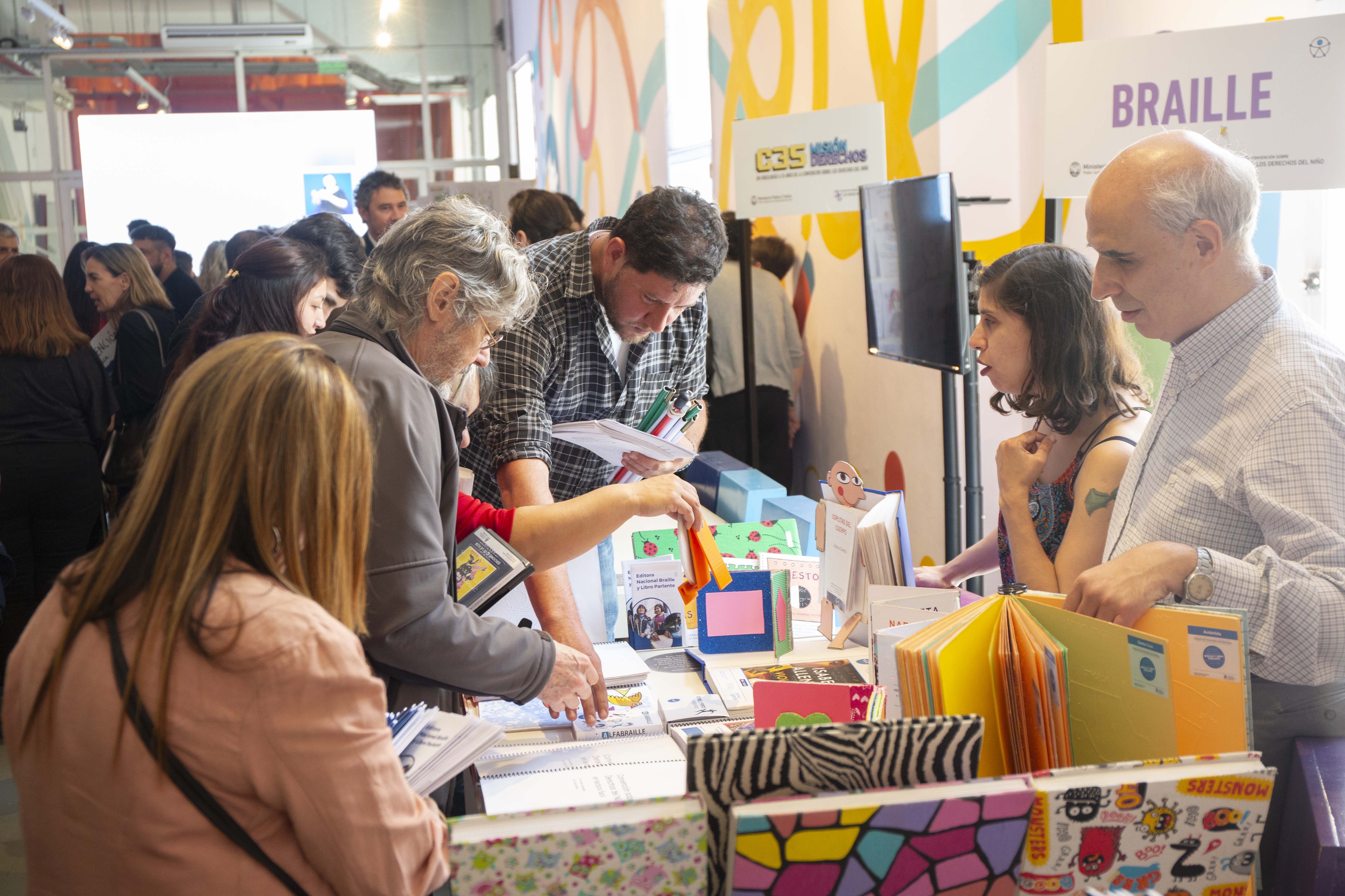 Mesa con ejemplares en Braille