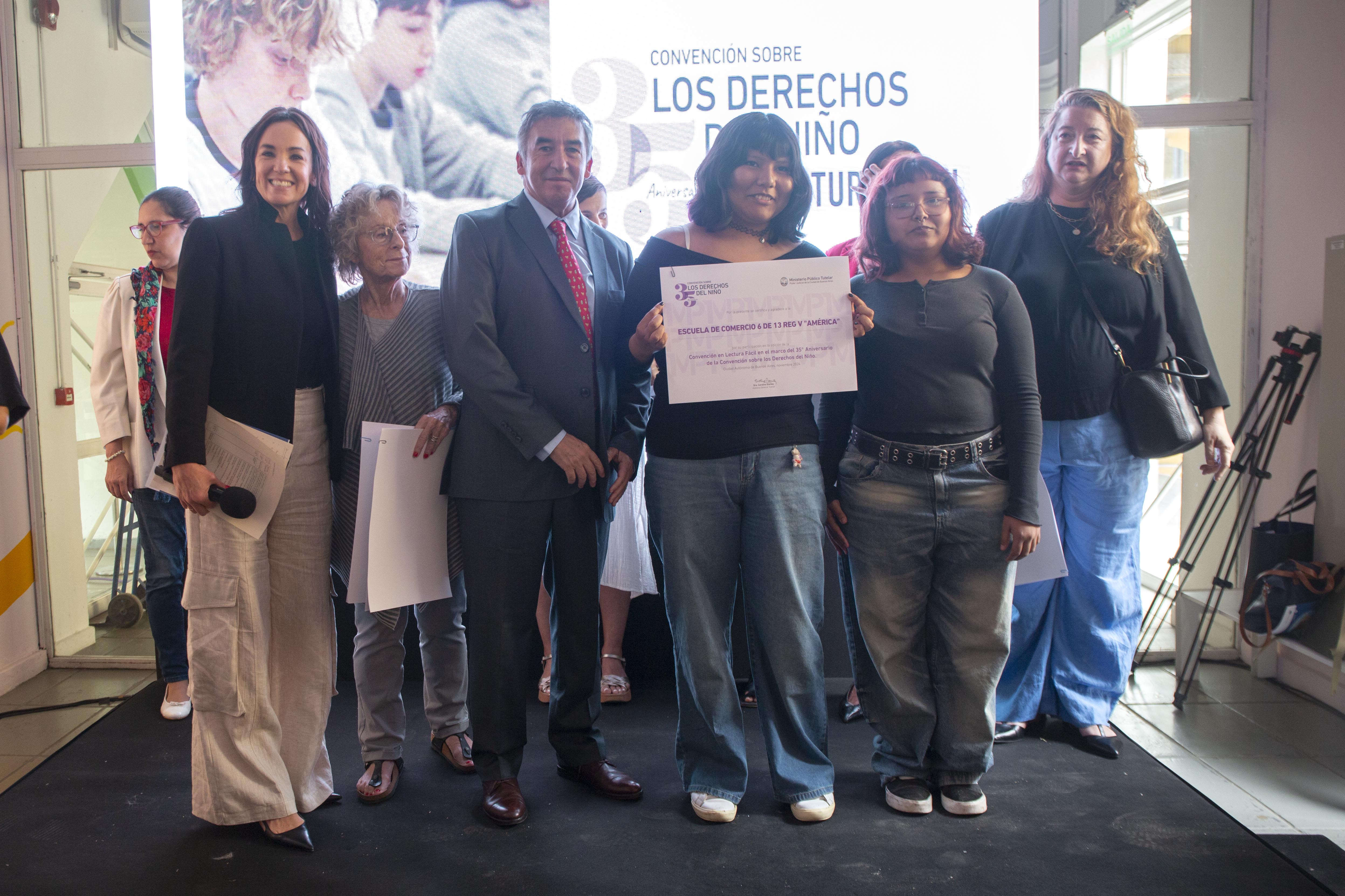 El juez Santiago Otamendi con jóvenes participantes.