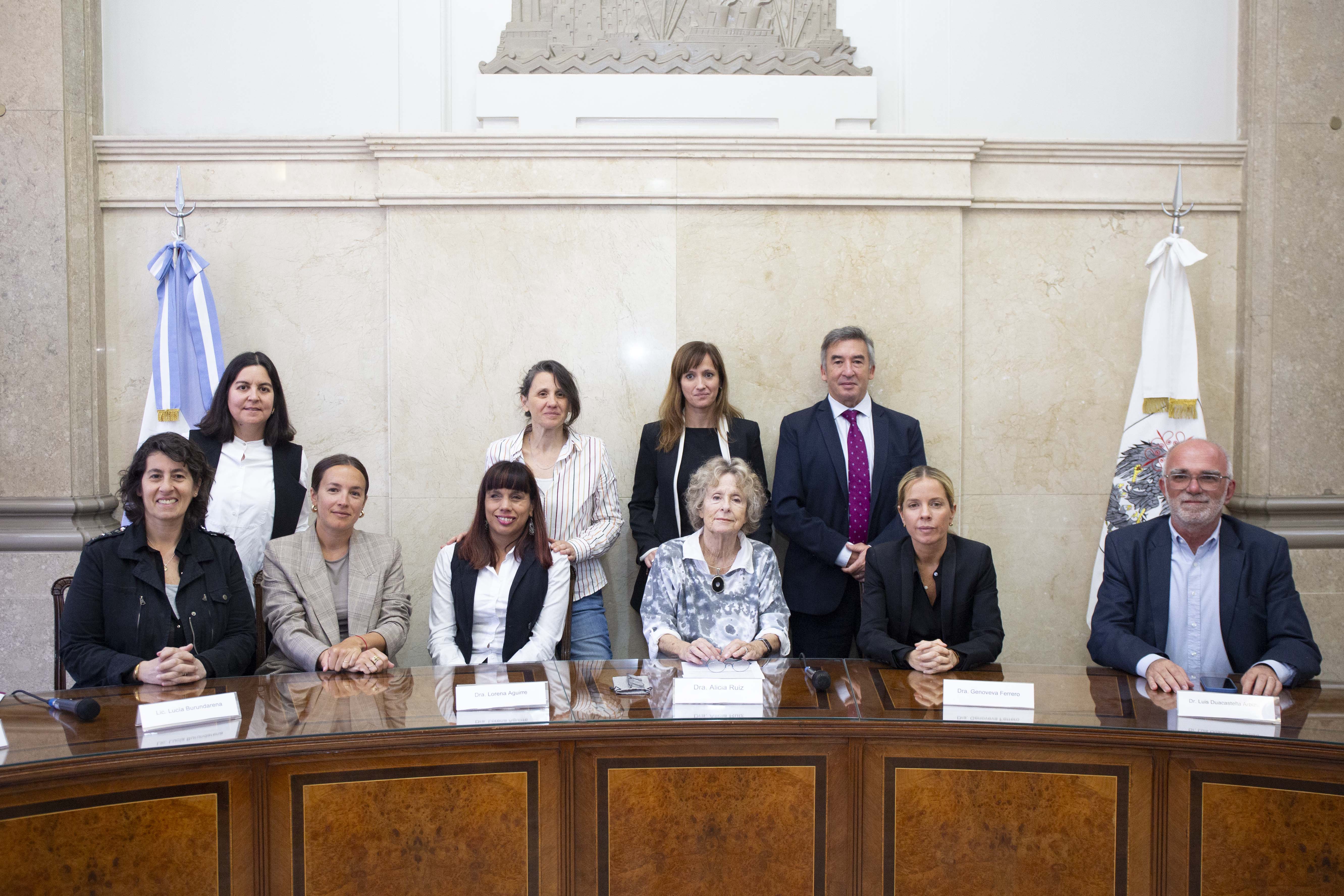 Foto general con quienes hicieron posible la presentación de la Guía.