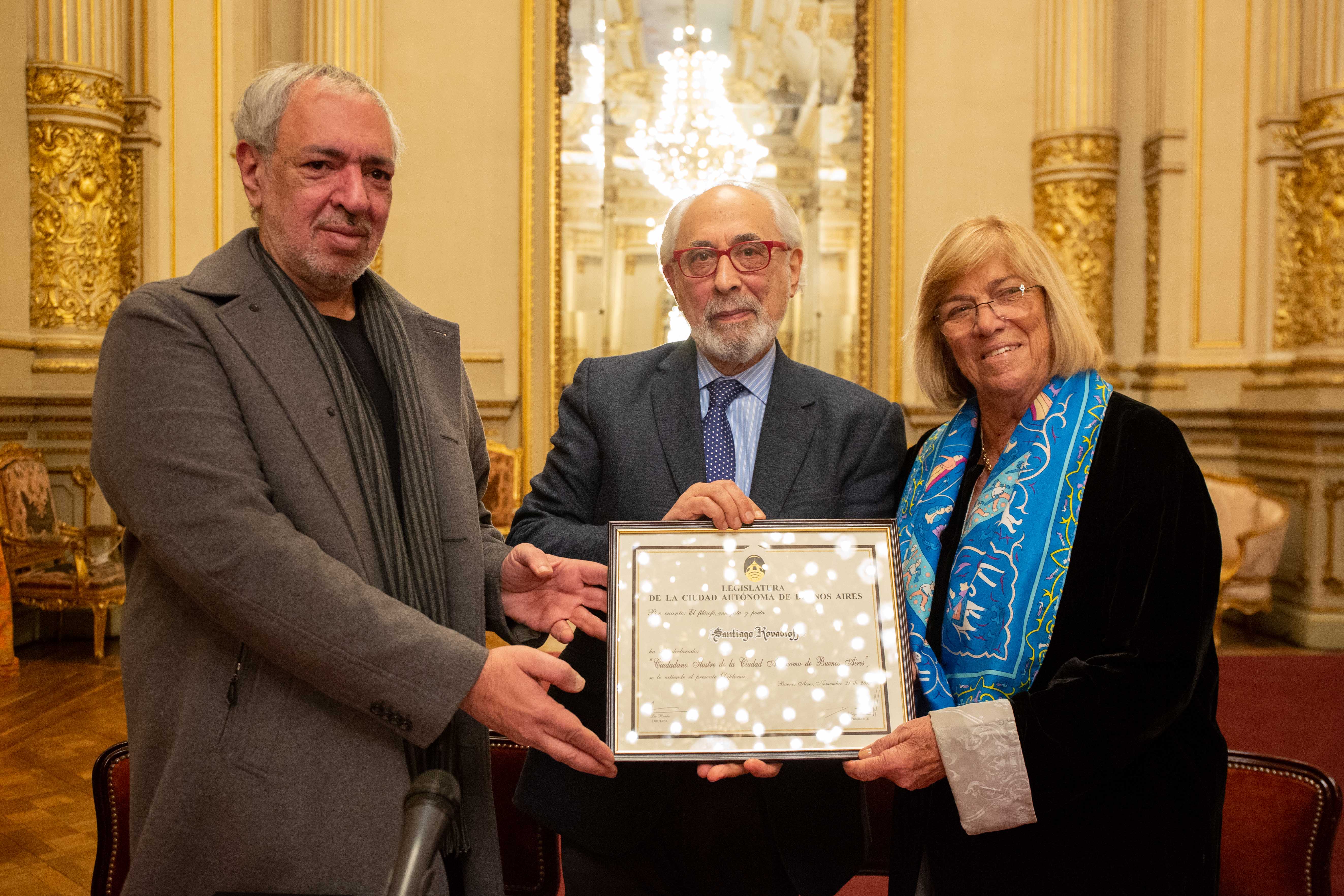 La ex legisladora Lía Rueda y Santiago Kovadloff al momento de recibir su diploma.