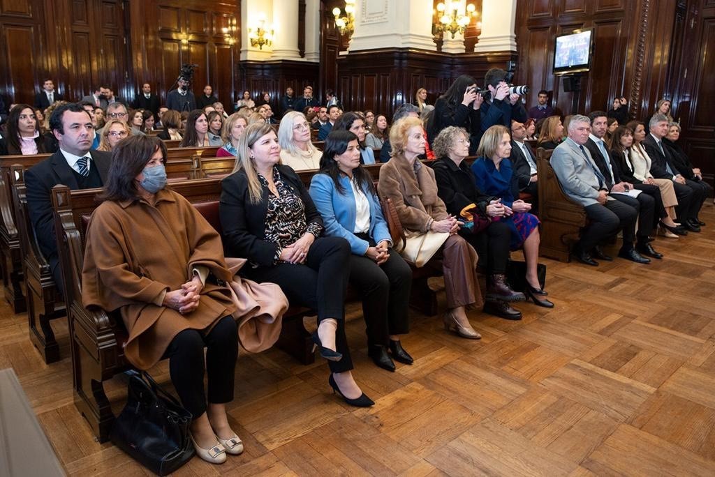 Las juezas del TSJ Inés Weinberg y Alicia Ruiz presencian el acto de entrega.