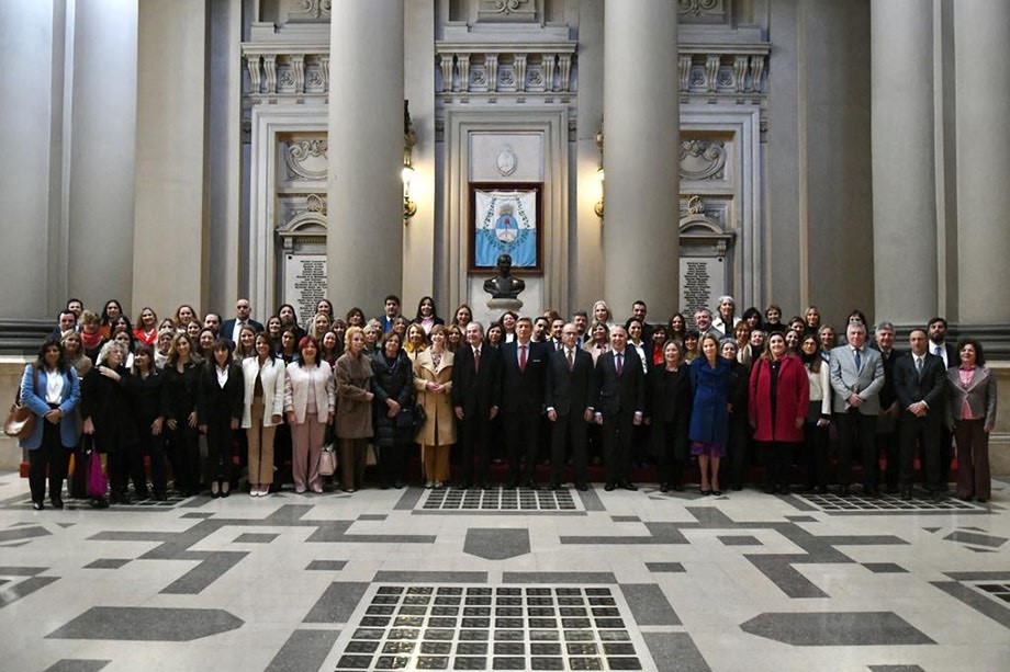 Todos los asistentes al acto (foto grupal)