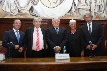 El vicedecano Marcelo Gebhardt, el decano Bueres, el rector de la UBA Alberto Barbieri, la decana saliente Mónica Pinto y el secretario general de la UBA Juan Pablo Mas Velez