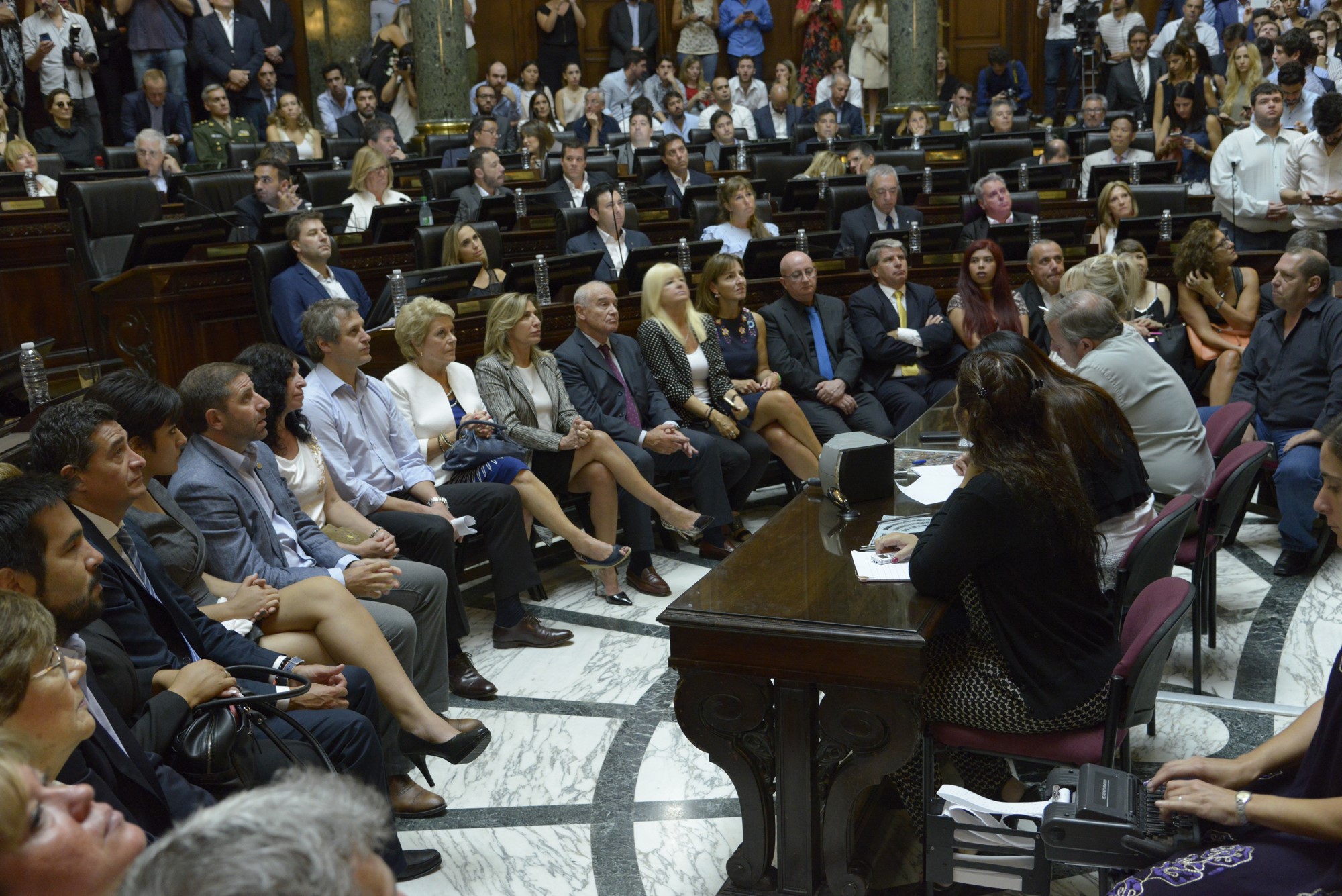 Autoridades invitadas y legisladores de la Ciudad de Buenos Aires en el Recinto de Sesiones