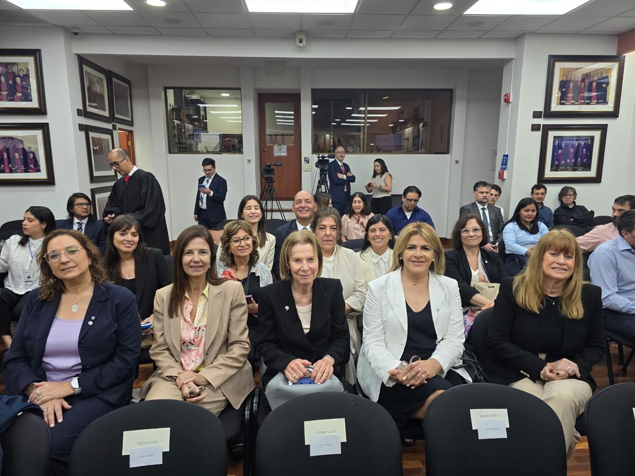 La presidente del Tribunal Superior Inés M. Weinberg, y la jueza y presidente del Centro de Formación Judicial de la Ciudad Autónoma de Buenos Aires, Marcela De Langhe asistiendo a la actividad