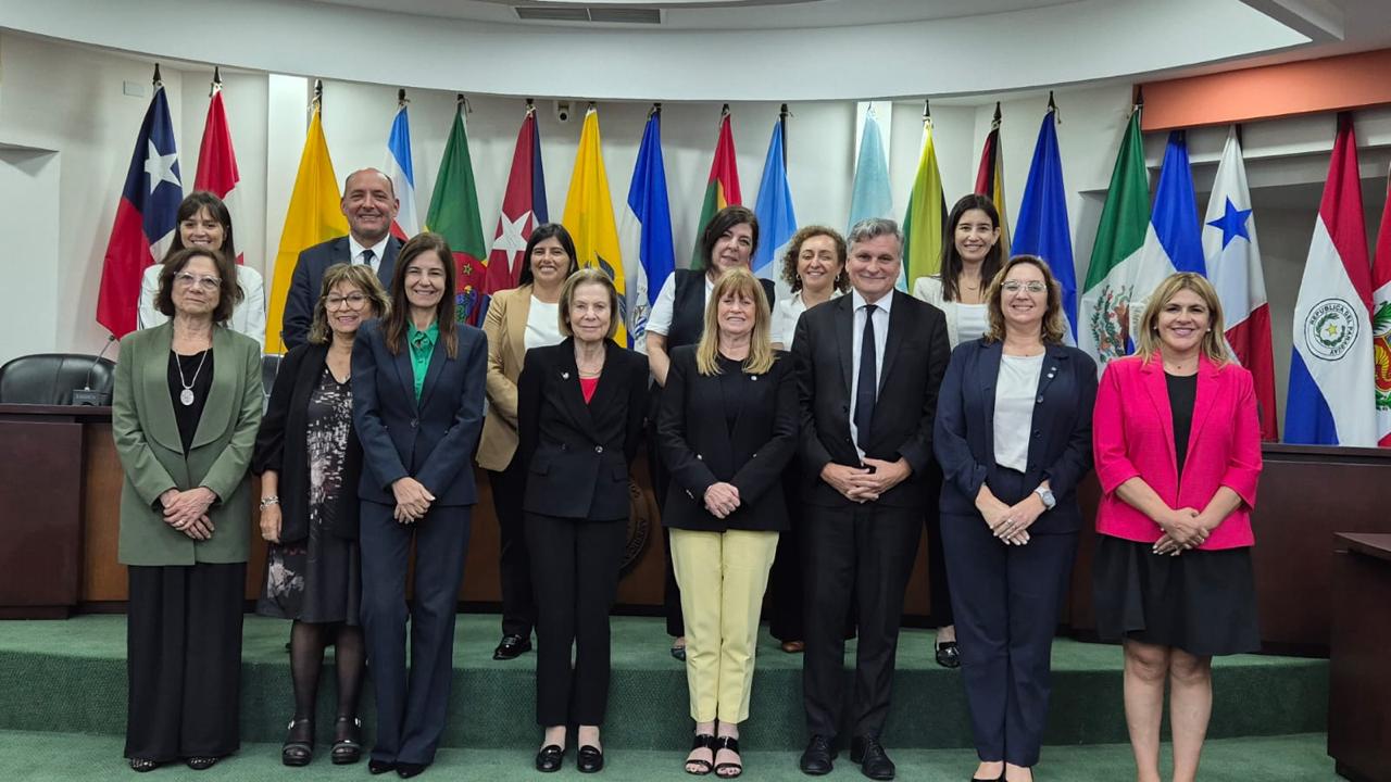 Foto grupal de la comitiva en la Corte Interamericana de Derechos Humanos