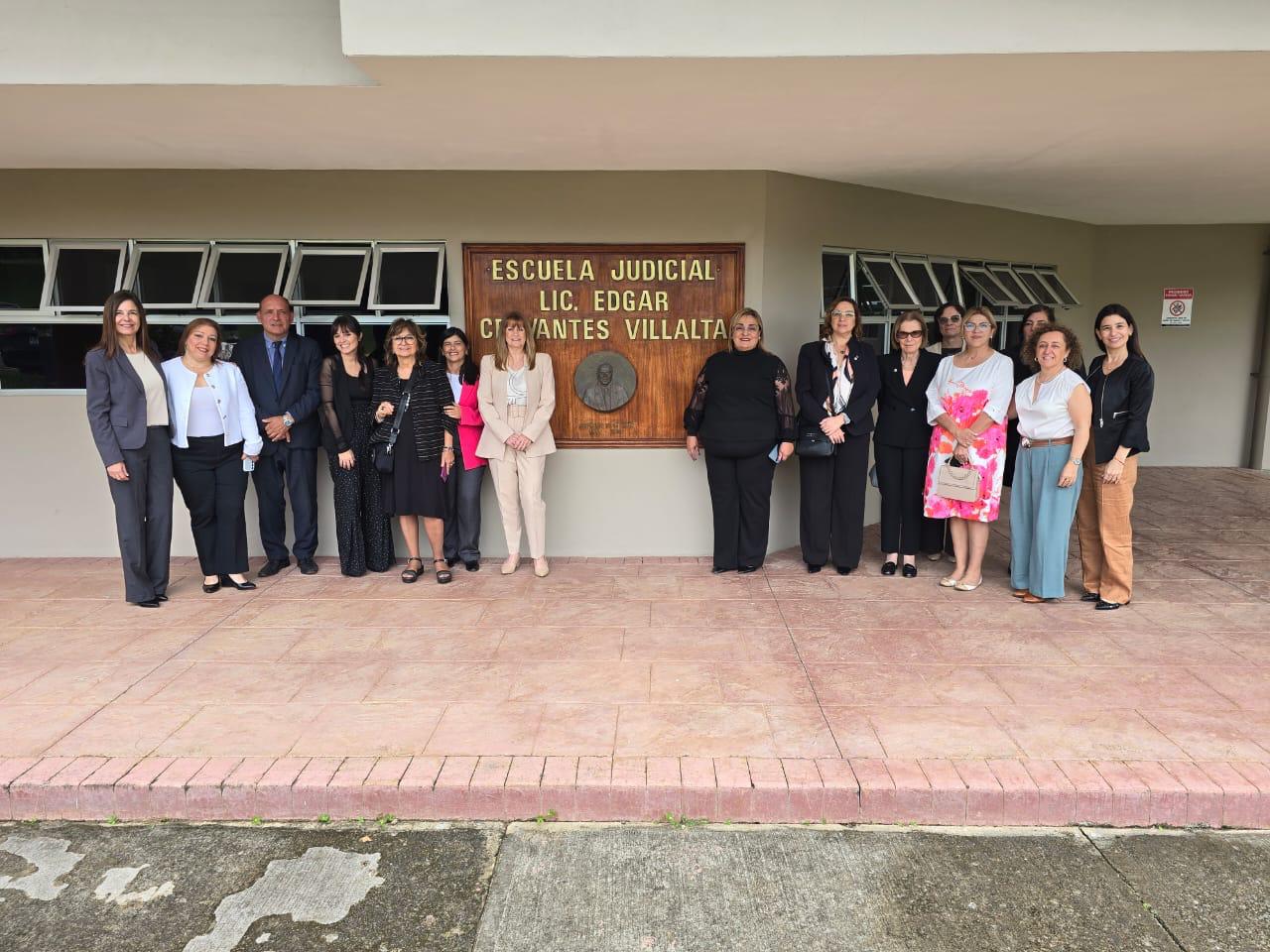 La comitiva en el ingreso de la Escuela Judicial Lic. Edgar Cervantes Villalta