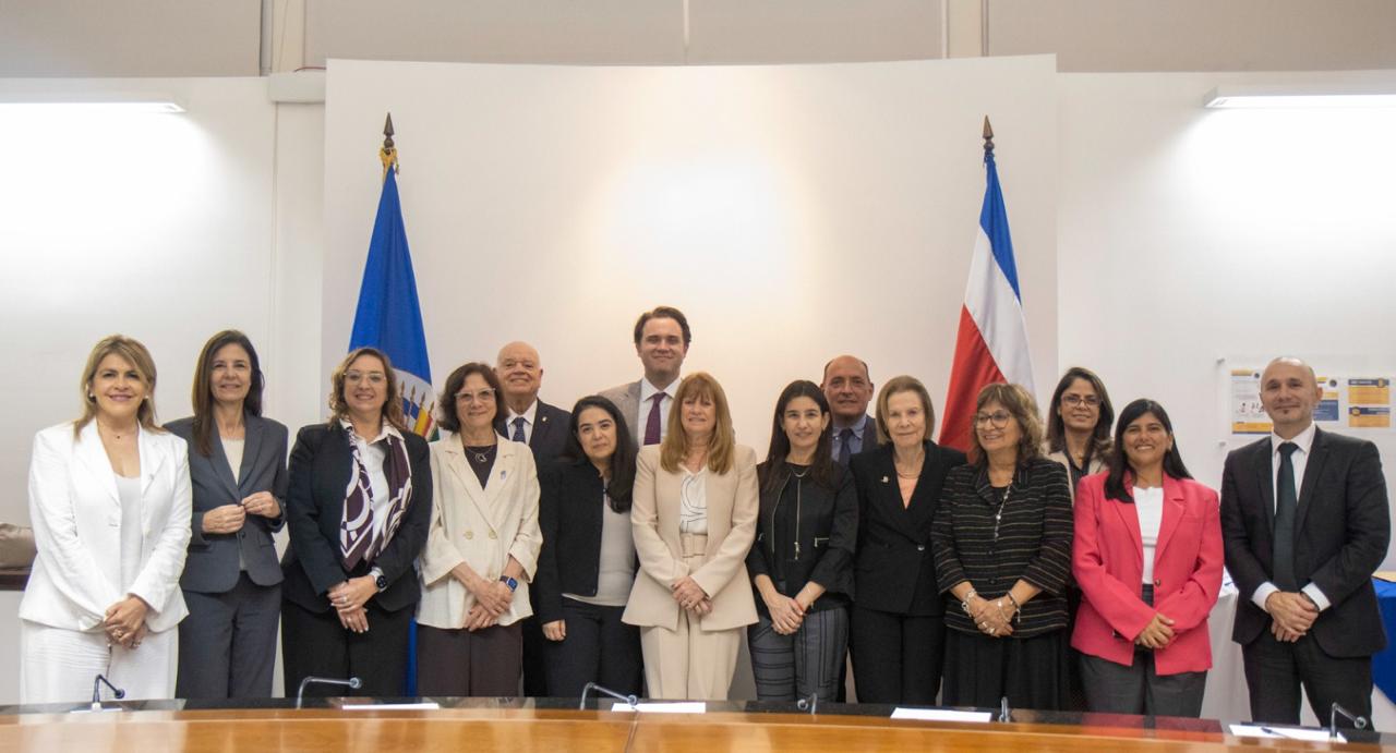 Foto grupal de la comitiva durante la visita oficial