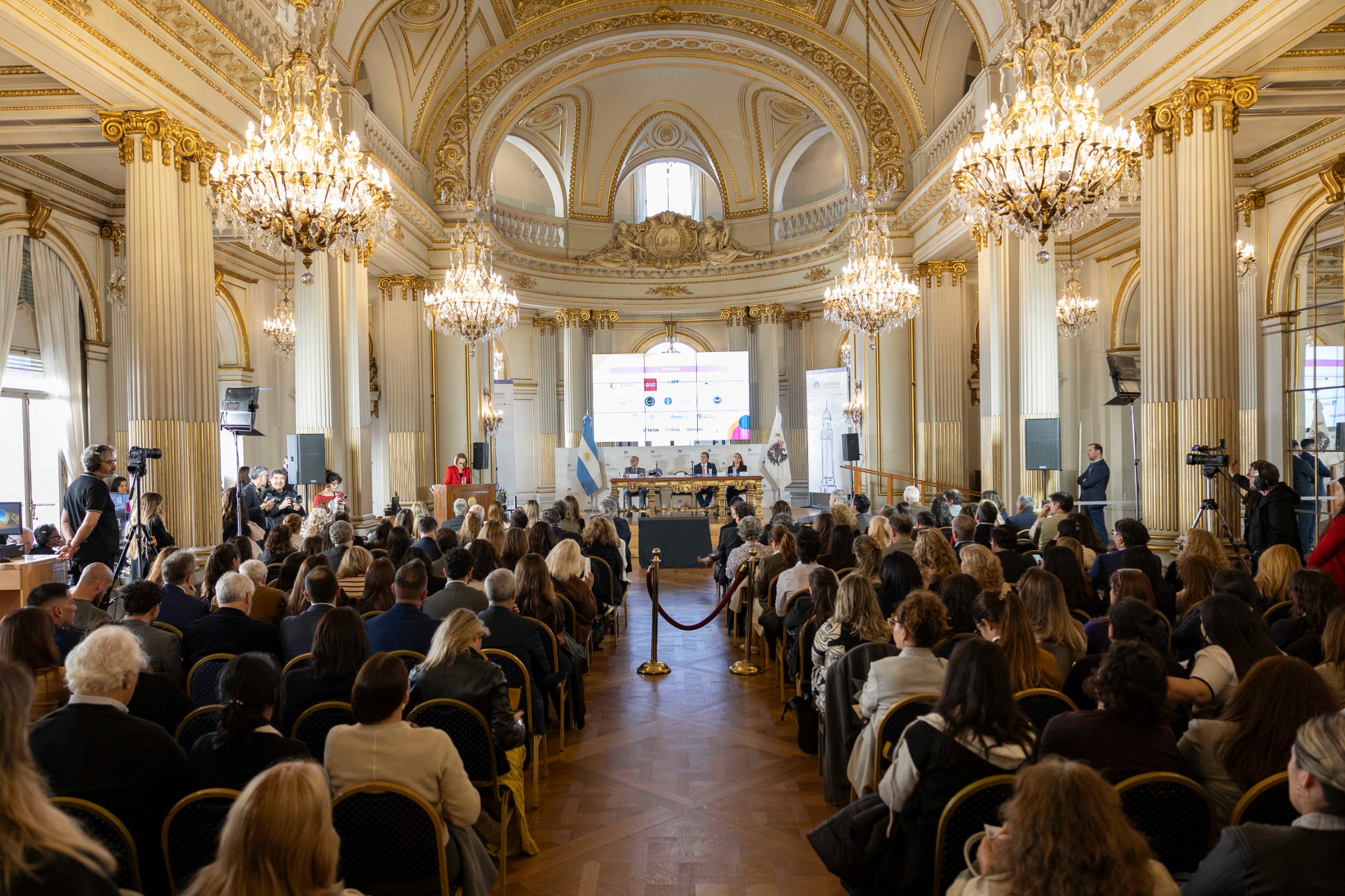 Congreso “Abordaje de Riesgos en entornos digitales para niñas, niños y adolescentes”  en el Auditorio del Salón Dorado de la Legislatura de la Ciudad de Buenos Aires.