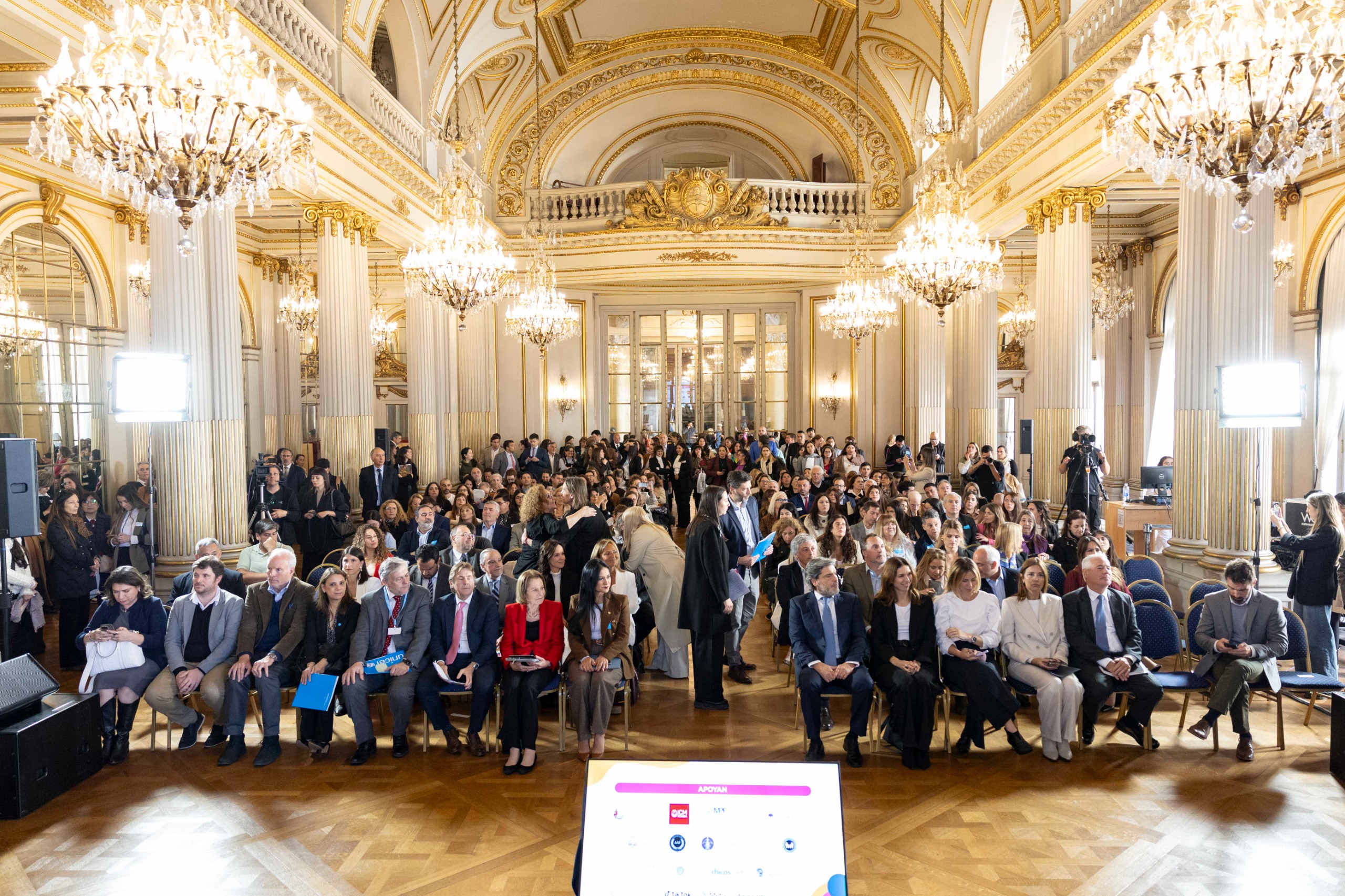 Auditorio en el Salón Dorado de la Legislatura porteña