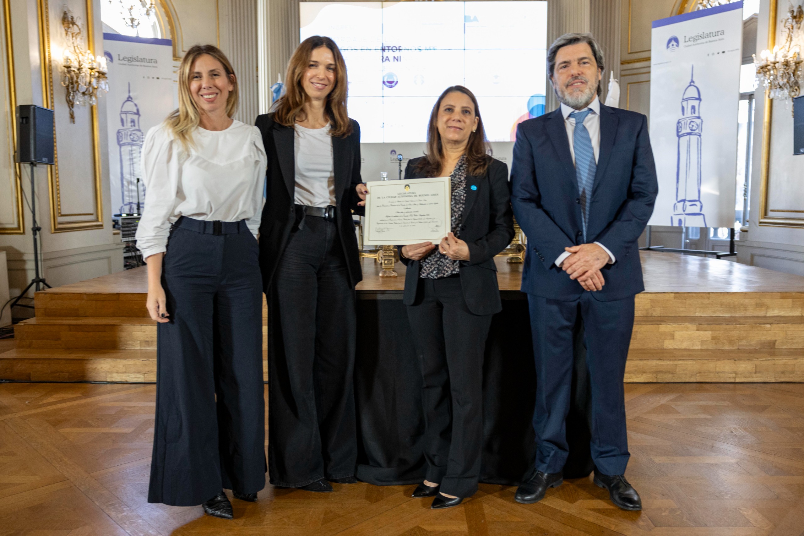 De izq. a der: Gimena Villafruela y Manuela Thourte, legisladoras de la Ciudad de Buenos Aires; María Elena Úbeda, representante de Unicef Argentina, y Matías López, vicepresidente primero de la Legislatura.
