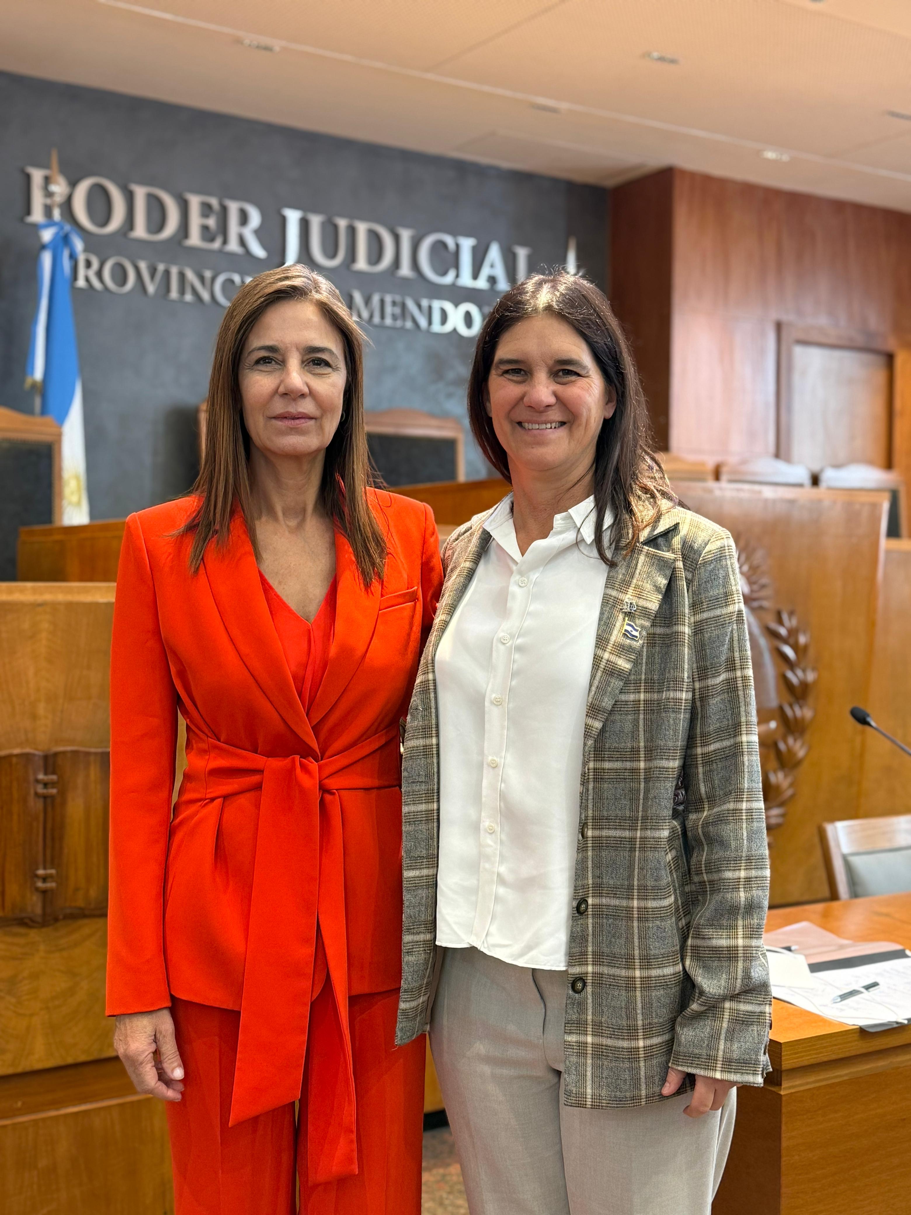 La jueza, Marcela De Langhe, y María Teresa Day, Ministra de la Suprema Corte de Justicia de Mendoza e impulsora del encuentro en esa provincia.