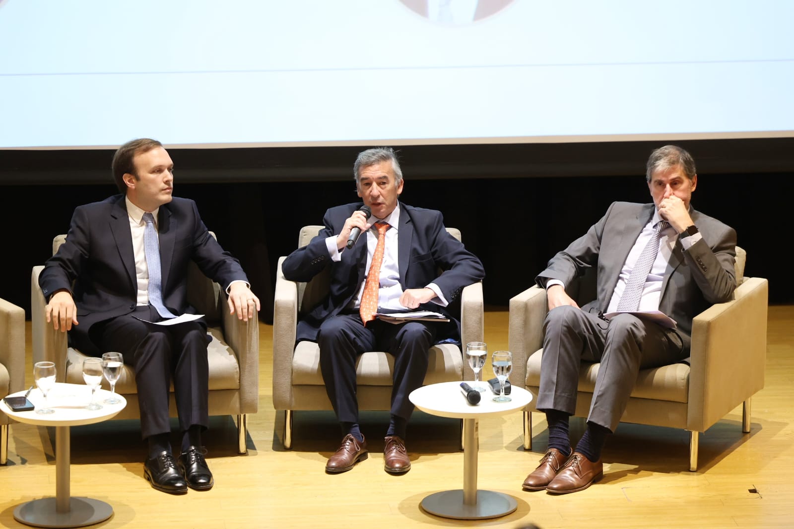 De izq y dcha: José María Grippo, secretario de Legal y Técnica del GCBA, Santiago Otamendi, juez del TSJ y secretario de Relaciones Institucionales y de Actas de Jufejus, y Carlos Más Vélez, presidente de RIJA.
