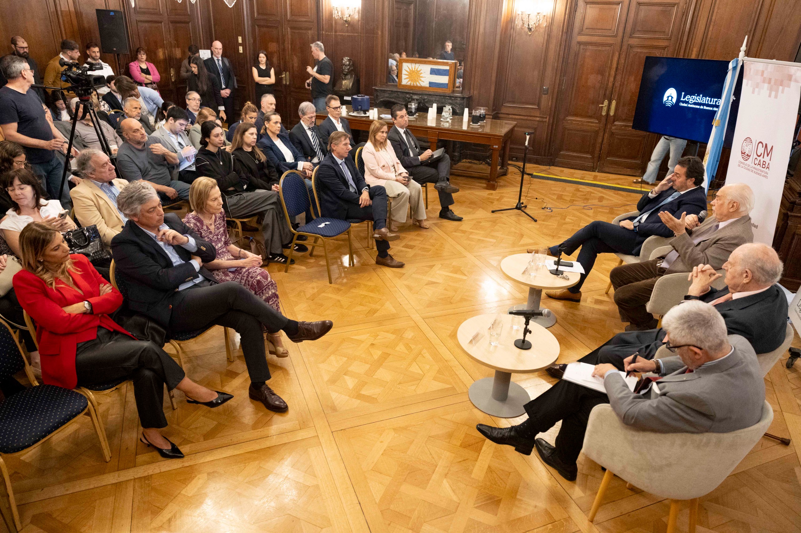 Autoridades, magistrados y funcionarios en las jornadas de reflexión realizadas en la Legislatura porteña.