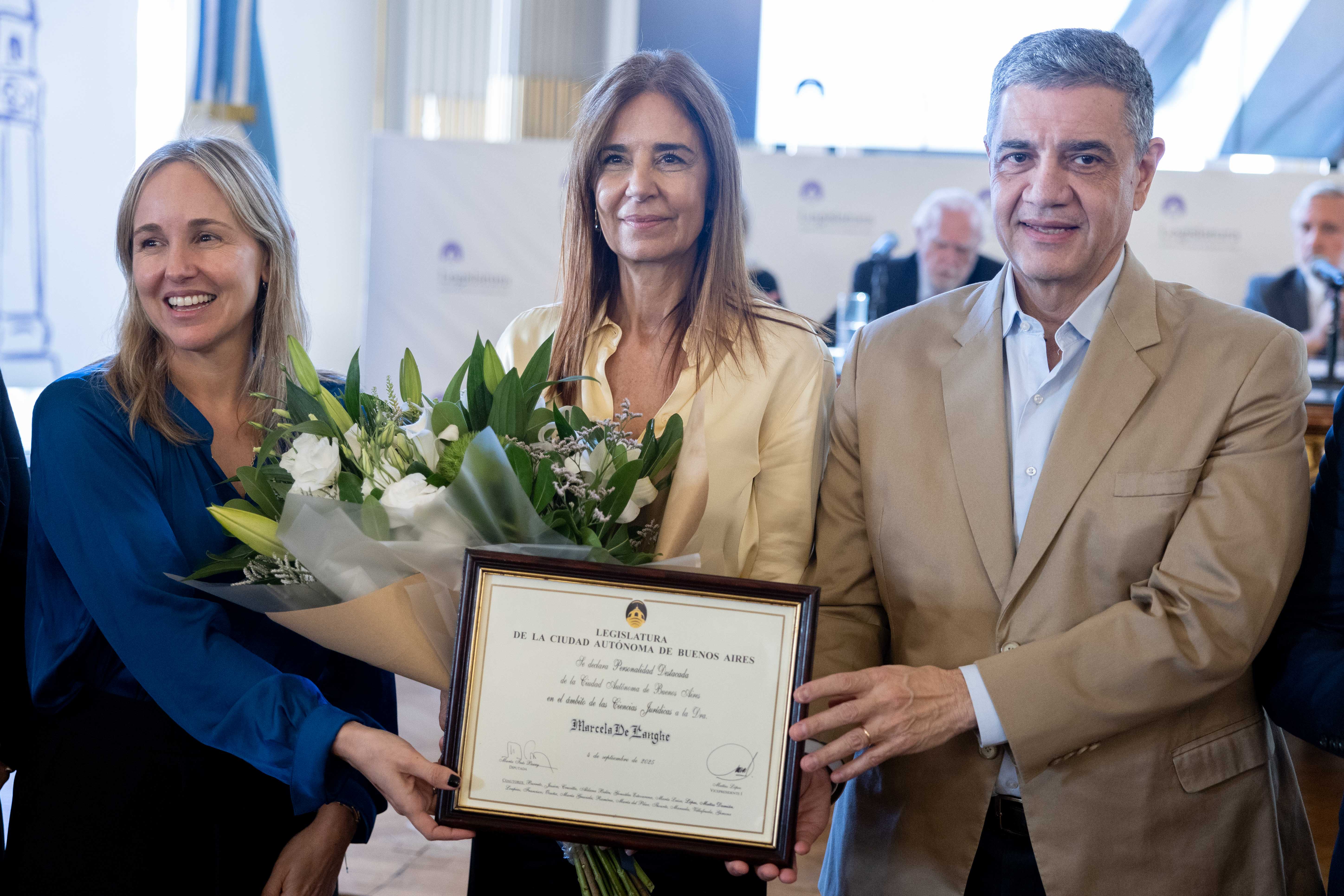 La jueza Marcela De Langhe junto al jefe de gobierno de la Ciudad Jorge Macri y la presidenta de la Legislatura, Clara Muzzio