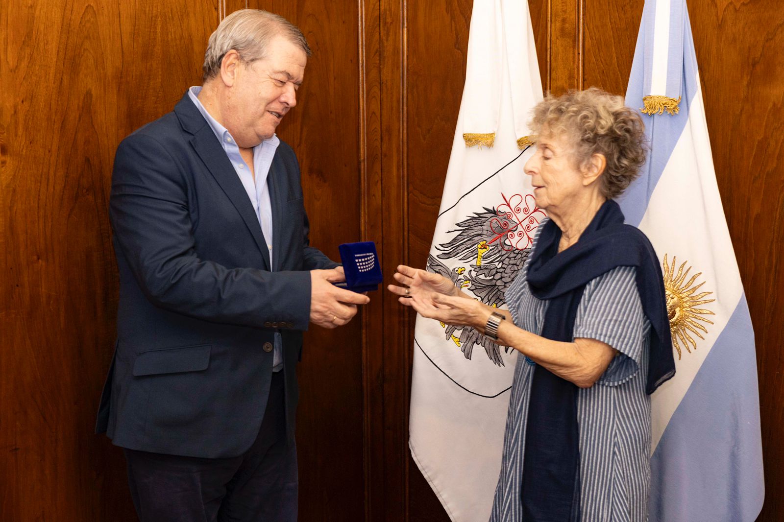 El magistrado César Tolosa Tribiño entregó un presente protocolar para el TSJ en nombre del Tribunal Constitucional de España.