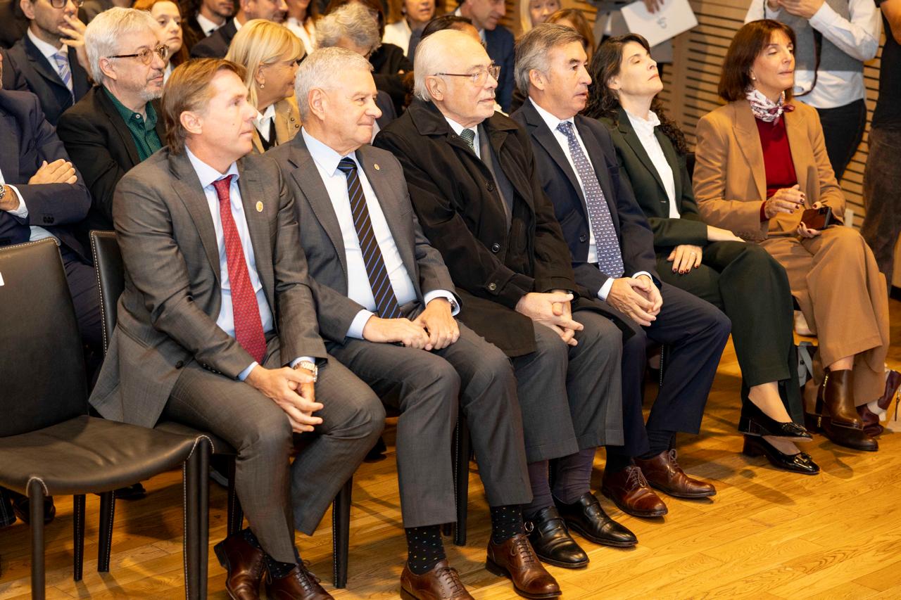De izq. a der, en primera fila: los ministros de Justicia y de Seguridad, respectivamente, Gabino Tapia y Horacio Giménez; los jueces del Tribunal Superior de Justicia, Luis Francisco Lozano y Santiago Otamendi; la presidenta del Colegio Público de la Abogacía de la Capital Federal, Alejandra García y Marcela Millán, Defensora General de la Ciudad.