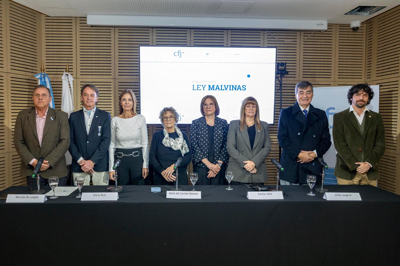 De izq. a der: Esteban Vilgré Lamadrid, veterano de Malvinas y Director del Museo Nacional de Malvinas; veterano de Malvinas; Marcela De Langhe y Alicia Ruiz, juezas del TSJ de la Ciudad de Buenos Aires; María del Carmen Battaini, jueza del STJ de Tierra del Fuego y presidenta de REFLEJAR; Emilia Valle, jueza del TSJ del Chaco y presidenta de JUFEJUS y Juan Rattenbach, asesor de contenidos del Museo.