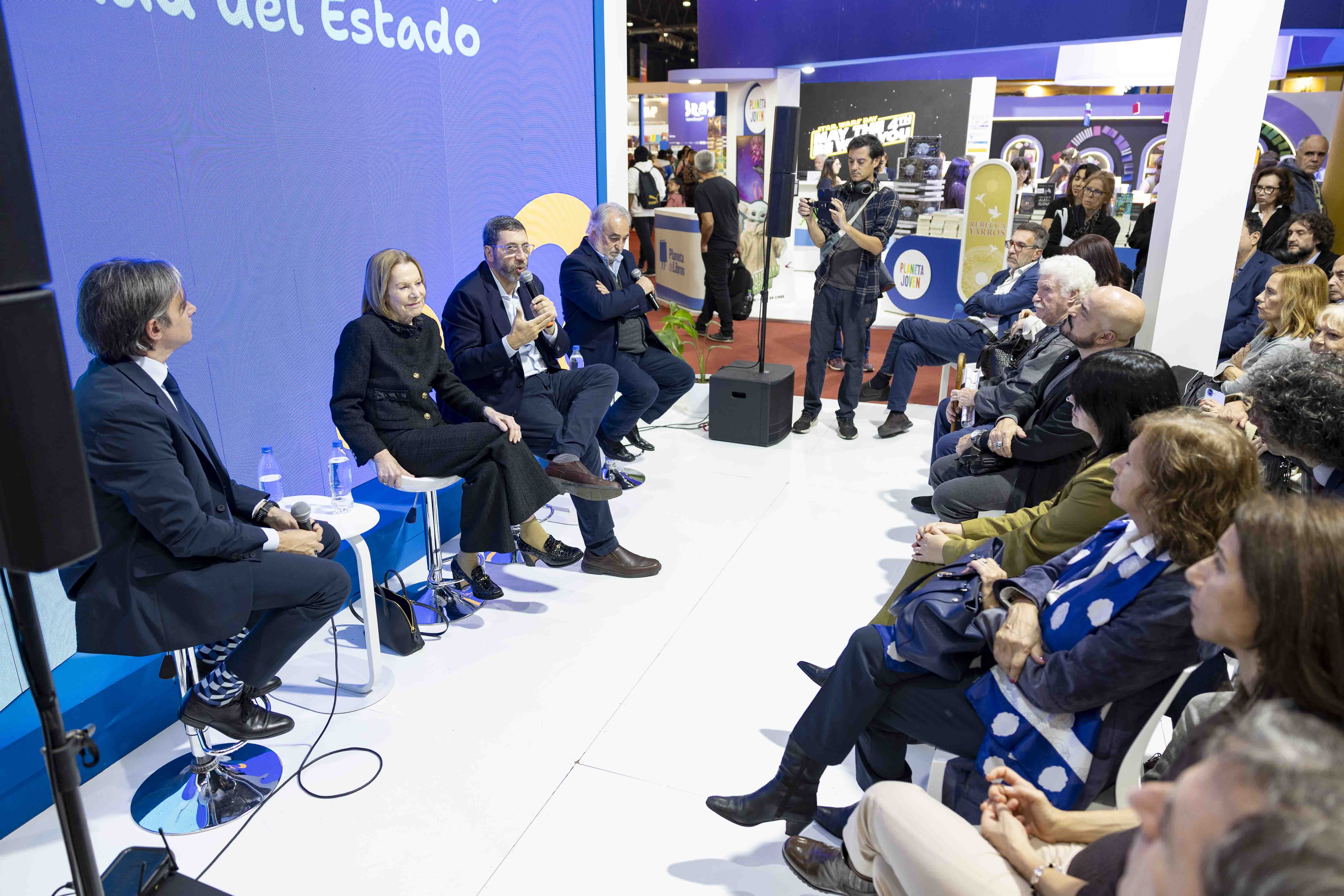 Inés M. Weinberg en el panel “Instituciones, justicia y calidad del Estado”, que tuvo lugar en la 50° Feria Internacional del Libro.